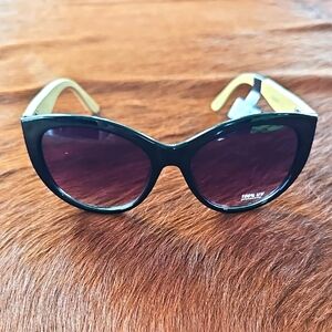 Chic Black Sunglasses